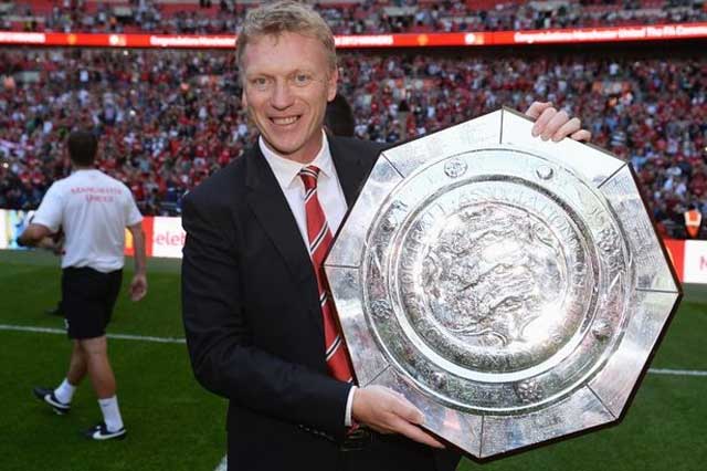 David Moyes holding his first trophy in over a decade
