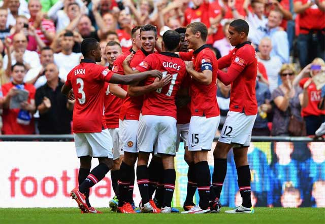 Van Persie celebrate with the team after scoring for the second time