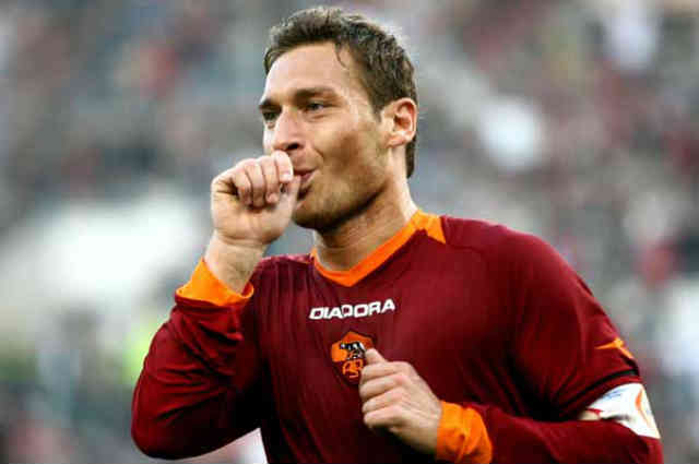 Francesco Totti extends his contract with AS Roma