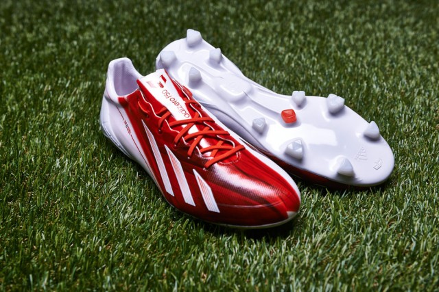 The color of the shoe is a mixture of red and white, red is the favorite color of Messi, symbol of the passion of the player 