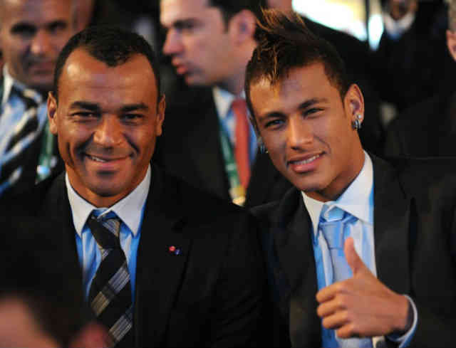 Cafu and Neymar take one picture together