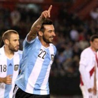 Lavezzi secures Argentina to the top