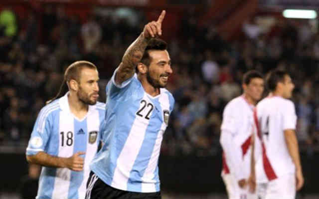 Lavezzi secures Argentina to the top