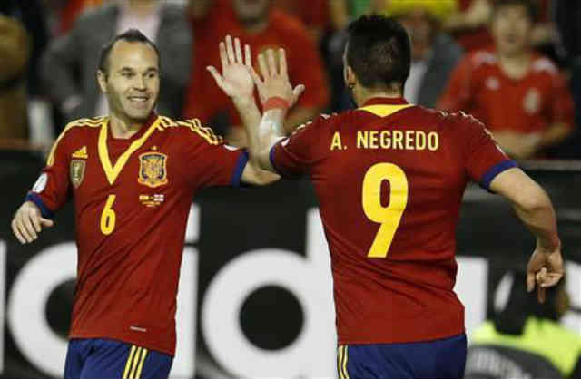 Negredo yet again celebrates his goal with Iniesta