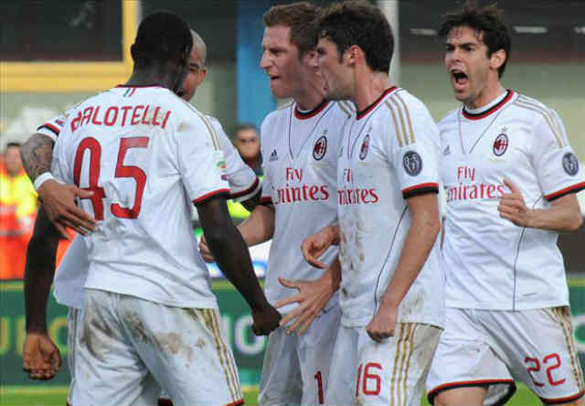 AC Milan celebrate with Balotelli with his goal