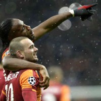 Drogba celebrates with Sneijder as they qualify to the next stage of the Champions League