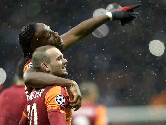 Drogba celebrates with Sneijder as they qualify to the next stage of the Champions League