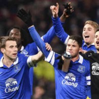 Everton celebrate their victory against Manchester United in Old Trafford