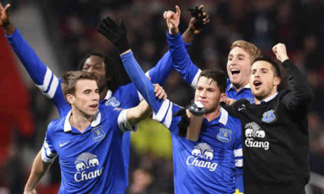 Everton celebrate their victory against Manchester United in Old Trafford