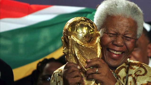 Nelson Mandela holding the World Cup 