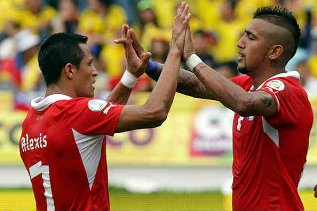 Sanchez tries to convince his friend vidal to join Barca but refuses